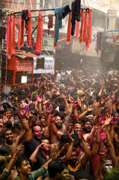 인도인들이 10일(현지시간) 인도 프라야그라즈에서 힌두교의 색채 축제인 ‘홀리’를 기념하며 색 스프레이 물에 흠뻑 젖어 춤을 추고 있다. AP 연합뉴스