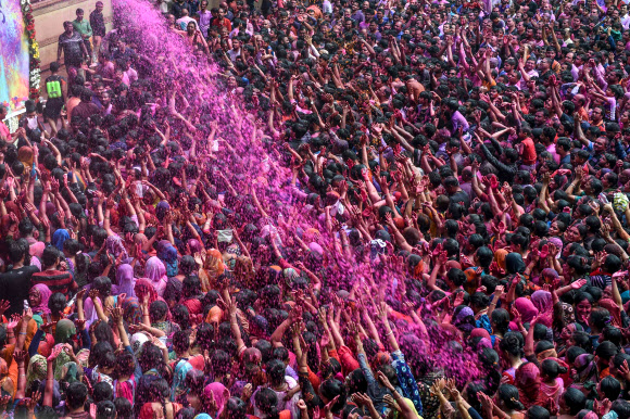 인도인들이 10일(현지시간) 인도 프라야그라즈에서 힌두교의 색채 축제인 ‘홀리’를 기념하며 색 스프레이 물에 흠뻑 젖어 춤을 추고 있다. AFP 연합뉴스