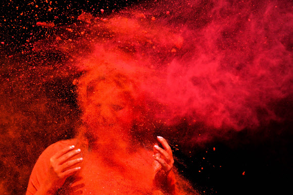 인도인들이 10일(현지시간) 인도 프라야그라즈에서 힌두교의 색채 축제인 ‘홀리’를 기념하며 색 스프레이 물에 흠뻑 젖어 춤을 추고 있다. AFP 연합뉴스