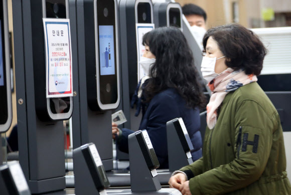 마스크 안 벗고 정부청사 출입