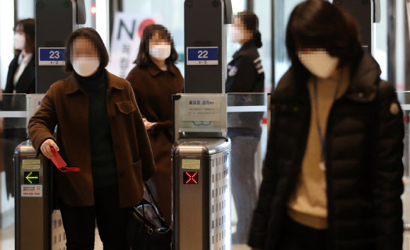 ‘마스크 벗지 말고 통과하세요’