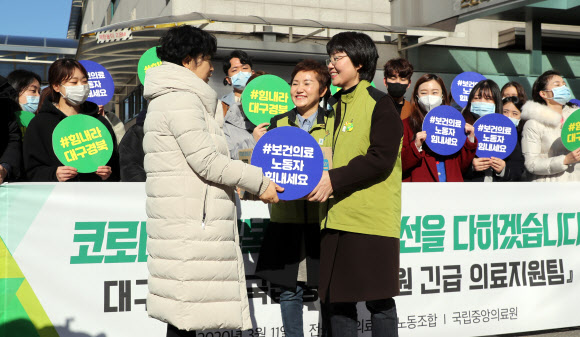 지원품 전달 받는 긴급의료지원팀