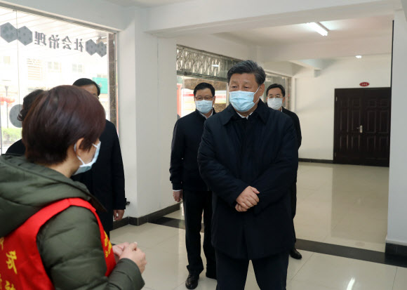 시진핑 중국 국가주석이 지난 10일 신종 코로나바이러스 감염증(코로나19) 발병 3개월 만에 처음으로 코로나19 발원지 후베이성 우한을 방문해 현장을 돌아보고 있다. 신화 연합뉴스