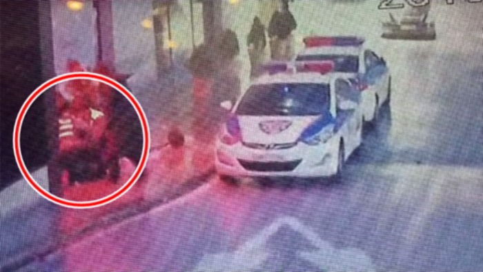 지난해 11월 24일 서울 클럽 버닝썬 입구에서 경찰이 신고자인 김상교 씨를 체포하는 CCTV 장면 [김상교 씨 인스타그램]