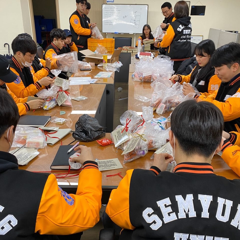 제천 세명대학교 총학생회가 생활치료센터 의료진에게 보낼 간식을 포장하고 있다. 제천시 제공