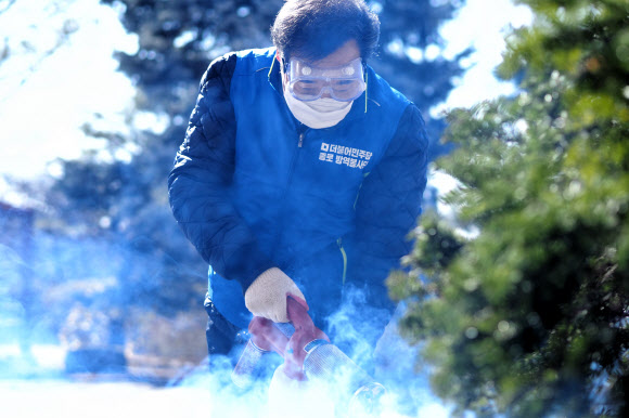 방역 봉사 나선 이낙연 코로나19 국난극복위원장