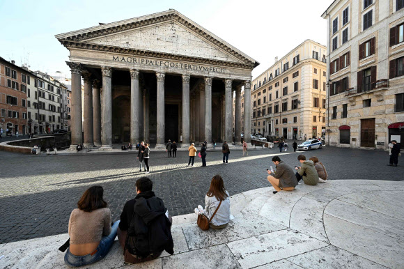 신종 코로나바이러스(코로나19)의 확산으로 전국 이동제한령이 발효된 첫날인 지난 10일(현지시간) 이탈리아 로마의 관광지가 한산한 모습을 보이고 있다. AFP 연합뉴스