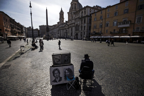 신종 코로나바이러스(코로나19)의 확산으로 전국 이동제한령이 발효된 첫날인 지난 10일(현지시간) 이탈리아 로마의 관광지가 한산한 모습을 보이고 있다. EPA 연합뉴스