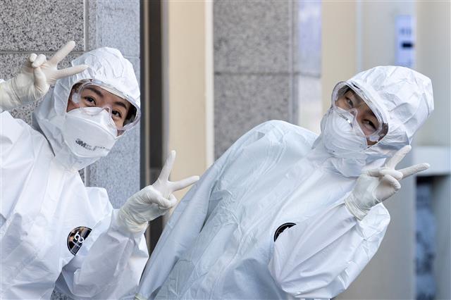 코로나19 의료진 ‘힘들어도 웃어야죠’