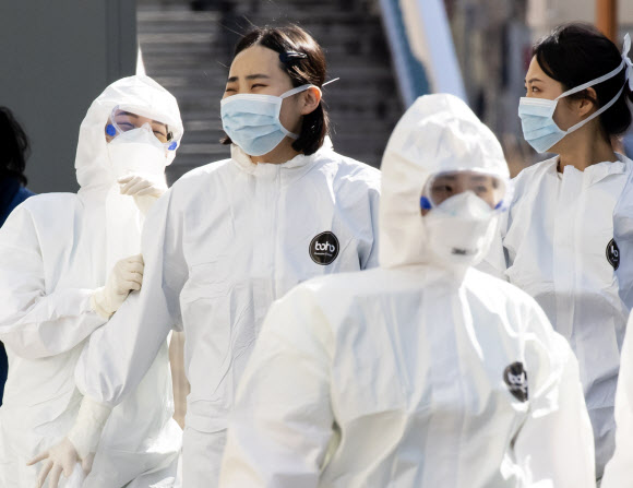 병동 향하는 의료진