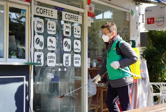 서울 종로에 출마하는 미래통합당 황교안 대표가 11일 서울 종로구 가회동에서 방역활동을 하고 있다. 2020.3.11   황교안측 제공