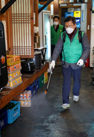 서울 종로에 출마하는 미래통합당 황교안 대표가 11일 서울 종로구 가회동에서 방역활동을 하고 있다. 2020.3.11   황교안측 제공