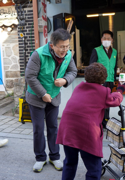 서울 종로에 출마하는 미래통합당 황교안 대표가 11일 서울 종로구 가회동에서 방역활동을 하던 중 주민과 인사하고 있다. 2020.3.11   황교안측 제공