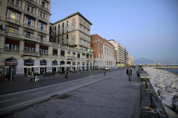 이탈리아 남부를 대표하는 도시 가운데 하나인 나폴리의 번화가 거리가 11일(현지시간) 이동 제한 명령에 따라 텅 비어 있다. 나폴리 AP 연합뉴스 