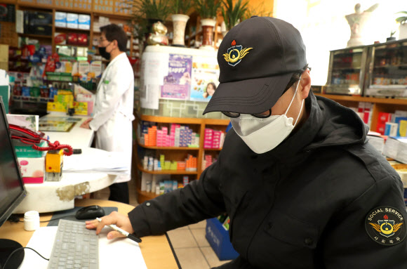 약국에서 전산 작업 돕는 사회복무요원