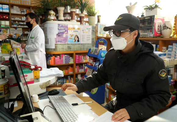 공적 마스크 판매 보조하는 사회복무요원