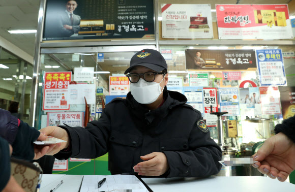 약국에서 공적 마스크 판매 돕는 사회복무요원