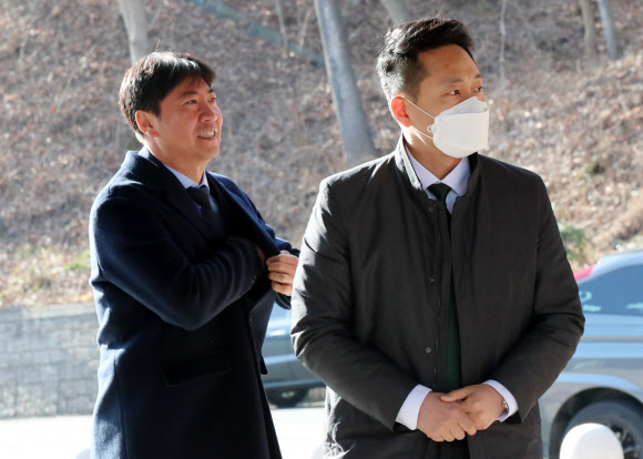 ‘최순실 저격수’와 ‘전두환 추격자’