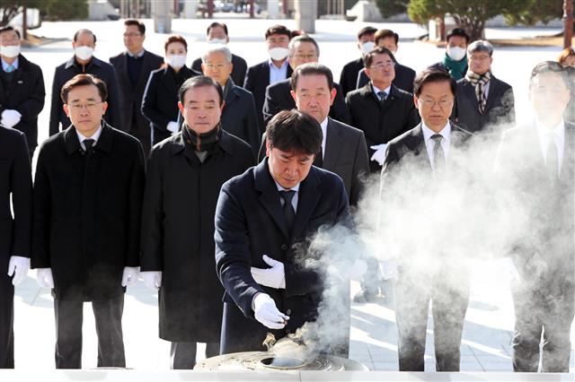 ‘최순실 저격수’ 노승일...5.18참배