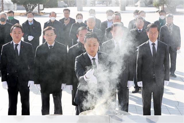 5.18참배하는 임한솔