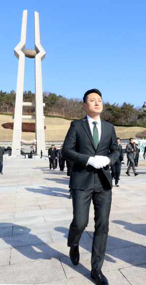 ‘전두환 추적자’ 임한솔, 5?18묘지 참배