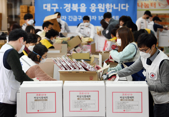 대한적십자 직원들과 봉사자들이 12일 서울 성동구 대한적십자사 서울지사에서 코로나19 대응 감염병 취약계층 긴급구호품 지원을 위한 포장 작업을 하고 있다. 2020.3.12 박윤슬 기자 seul@seoul.co.kr