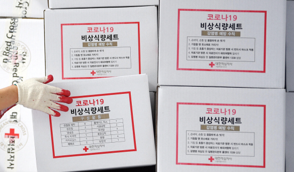 대한적십자사 관계자가 12일 서울 성동구 대한적십자사 서울지사에서 코로나19 대응 감염병 취약계층에게 보낼 긴급구호품을 차량에 싣고 있다. 2020.3.12 박윤슬 기자 seul@seoul.co.kr
