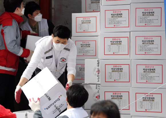 대한적십자사 관계자가 12일 서울 성동구 대한적십자사 서울지사에서 코로나19 대응 감염병 취약계층에게 보낼 긴급구호품을 차량에 싣고 있다. 2020.3.12 박윤슬 기자 seul@seoul.co.kr