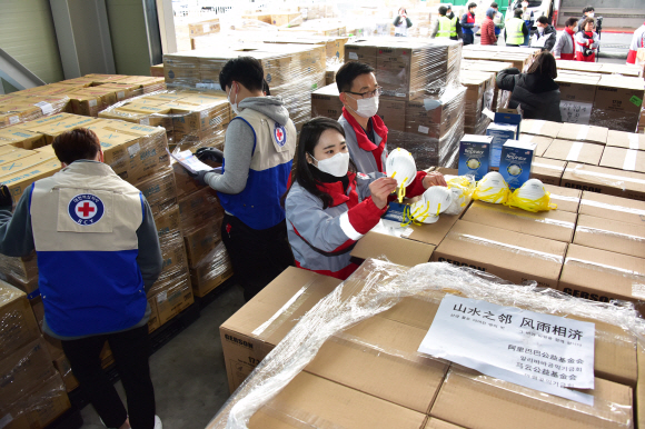 12일 인천 중구 현대로지스앤팩 창고 내 한진물류창고에서 대한적십자사 관계자들이 중국 전자상거래 업체 ‘알리바바’의 창업자 마윈(Ma Yun) 전 회장이 기부한 마스크 100만장을 검수 및 통관작업을 하고 있다. 이번 기부는 마윈 전 회장이 설립한 마윈공익기금회와 알리바바공익기금회가 한국의 신종 코로나바이러스 감염증(코로나19) 극복에 힘을 더하고자 이뤄졌다.  2020.3.12 이종원 선임기자 jongwon@seoul.co.kr