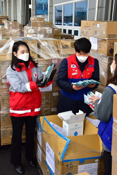 12일 인천 중구 현대로지스앤팩 창고 내 한진물류창고에서 대한적십자사 관계자들이 중국 전자상거래 업체 ‘알리바바’의 창업자 마윈(Ma Yun) 전 회장이 기부한 마스크 100만장을 검수 및 통관작업을 하고 있다. 이번 기부는 마윈 전 회장이 설립한 마윈공익기금회와 알리바바공익기금회가 한국의 신종 코로나바이러스 감염증(코로나19) 극복에 힘을 더하고자 이뤄졌다.  2020.3.12 이종원 선임기자 jongwon@seoul.co.kr