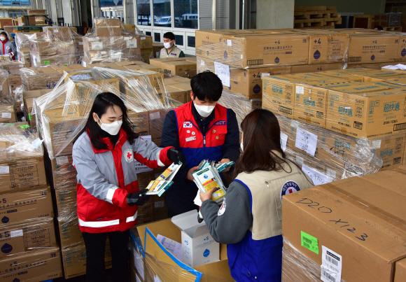 12일 인천 중구 현대로지스앤팩 창고 내 한진물류창고에서 대한적십자사 관계자들이 중국 전자상거래 업체 ‘알리바바’의 창업자 마윈(Ma Yun) 전 회장이 기부한 마스크 100만장을 검수 및 통관작업을 하고 있다. 이번 기부는 마윈 전 회장이 설립한 마윈공익기금회와 알리바바공익기금회가 한국의 신종 코로나바이러스 감염증(코로나19) 극복에 힘을 더하고자 이뤄졌다. 2020.3.12 이종원 선임기자 jongwon@seoul.co.kr