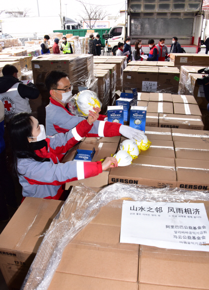 12일 인천 중구 현대로지스앤팩 창고 내 한진물류창고에서 대한적십자사 관계자들이 중국 전자상거래 업체 ‘알리바바’의 창업자 마윈(Ma Yun) 전 회장이 기부한 마스크 100만장을 검수 및 통관작업을 하고 있다. 이번 기부는 마윈 전 회장이 설립한 마윈공익기금회와 알리바바공익기금회가 한국의 신종 코로나바이러스 감염증(코로나19) 극복에 힘을 더하고자 이뤄졌다.  2020.3.12 이종원 선임기자 jongwon@seoul.co.kr