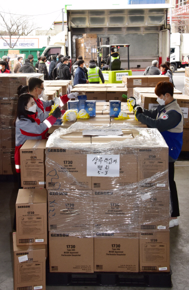 12일 인천 중구 현대로지스앤팩 창고 내 한진물류창고에서 대한적십자사 관계자들이 중국 전자상거래 업체 ‘알리바바’의 창업자 마윈(Ma Yun) 전 회장이 기부한 마스크 100만장을 검수 및 통관작업을 하고 있다. 이번 기부는 마윈 전 회장이 설립한 마윈공익기금회와 알리바바공익기금회가 한국의 신종 코로나바이러스 감염증(코로나19) 극복에 힘을 더하고자 이뤄졌다.  2020.3.12 이종원 선임기자 jongwon@seoul.co.kr