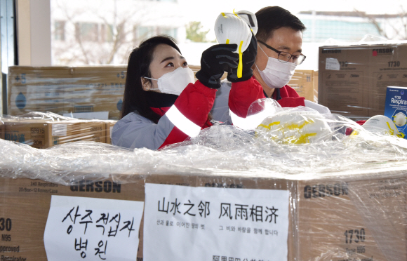 12일 인천 중구 현대로지스앤팩 창고 내 한진물류창고에서 대한적십자사 관계자들이 중국 전자상거래 업체 ‘알리바바’의 창업자 마윈(Ma Yun) 전 회장이 기부한 마스크 100만장을 검수 및 통관작업을 하고 있다. 이번 기부는 마윈 전 회장이 설립한 마윈공익기금회와 알리바바공익기금회가 한국의 신종 코로나바이러스 감염증(코로나19) 극복에 힘을 더하고자 이뤄졌다.  2020.3.12 이종원 선임기자 jongwon@seoul.co.kr