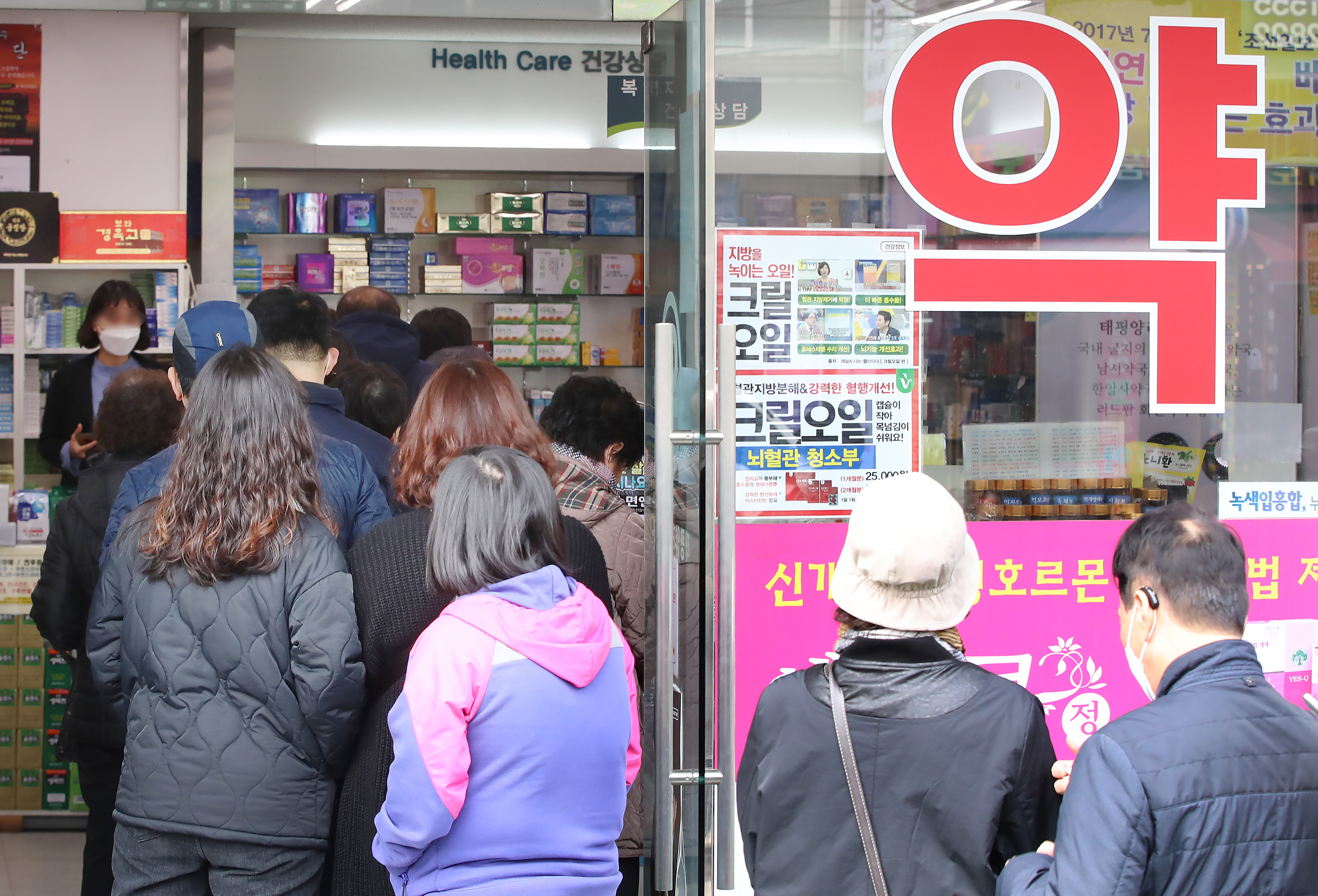 12일 오후 서울 은평구의 한 약국에서 시민들이 공적 마스크 구매를 위해 줄을 서 있다. 2020.3.12 연합뉴스