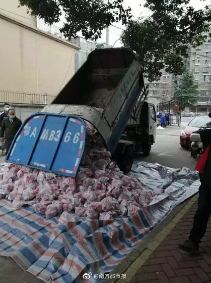 쓰레기차로 배달되는 생필품 [중국 환구망, 웨이보 캡처]