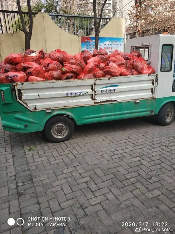 쓰레기차로 배달되는 생필품 [중국 환구망, 웨이보 캡처]