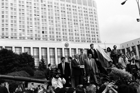 소련이 해체되기 넉 달 전인 1991년 8월 19일 쿠데타 세력이 동원한 탱크 위에 올라간 보리스 옐친. 쿠데타 세력은 총을 가지고 있었지만 국민들은 옐친의 손을 들어주었다.  모던아카이브 제공