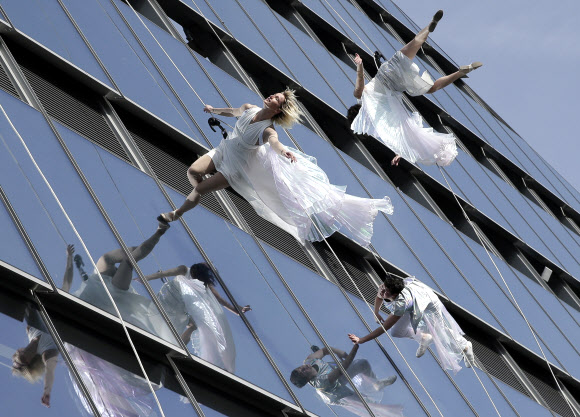 버티컬 퍼포머(Vertical Performer) 반달루프가 11일(현지시간) 미국 뉴욕 허드슨 야드의 에지 스카이 데크의 언론 시사회에서 아찔한 공연을 하고 있다. UPI 연합뉴스