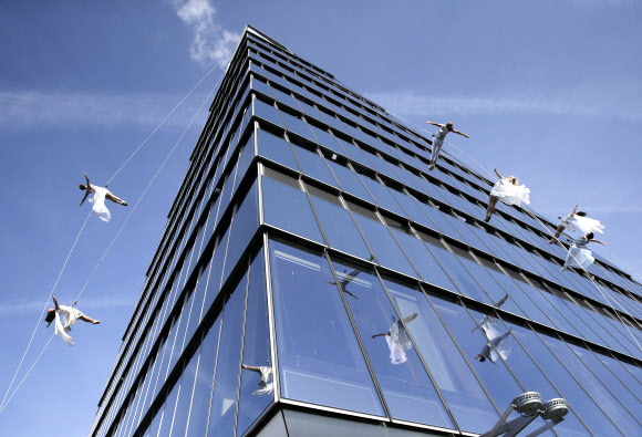 버티컬 퍼포머(Vertical Performer) 반달루프가 11일(현지시간) 미국 뉴욕 허드슨 야드의 에지 스카이 데크의 언론 시사회에서 아찔한 공연을 하고 있다. UPI 연합뉴스