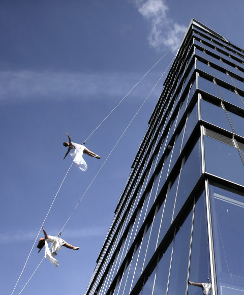 버티컬 퍼포머(Vertical Performer) 반달루프가 11일(현지시간) 미국 뉴욕 허드슨 야드의 에지 스카이 데크의 언론 시사회에서 아찔한 공연을 하고 있다. UPI 연합뉴스