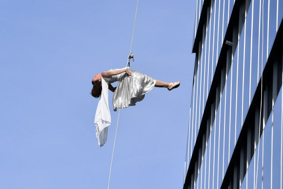 버티컬 퍼포머(Vertical Performer) 반달루프가 11일(현지시간) 미국 뉴욕 허드슨 야드의 에지 스카이 데크의 언론 시사회에서 아찔한 공연을 하고 있다. AFP 연합뉴스