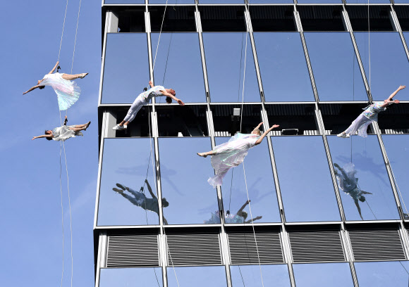 버티컬 퍼포머(Vertical Performer) 반달루프가 11일(현지시간) 미국 뉴욕 허드슨 야드의 에지 스카이 데크의 언론 시사회에서 아찔한 공연을 하고 있다. AFP 연합뉴스