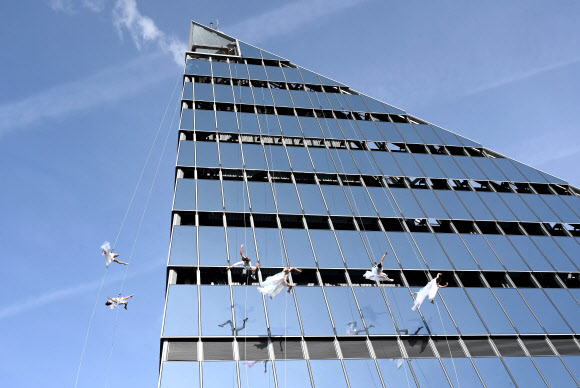 버티컬 퍼포머(Vertical Performer) 반달루프가 11일(현지시간) 미국 뉴욕 허드슨 야드의 에지 스카이 데크의 언론 시사회에서 아찔한 공연을 하고 있다. AFP 연합뉴스