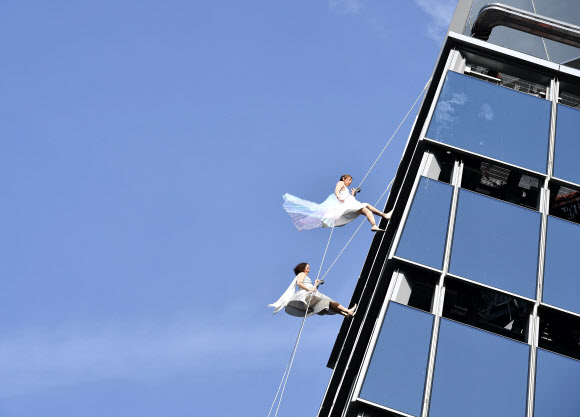 버티컬 퍼포머(Vertical Performer) 반달루프가 11일(현지시간) 미국 뉴욕 허드슨 야드의 에지 스카이 데크의 언론 시사회에서 아찔한 공연을 하고 있다. AFP 연합뉴스