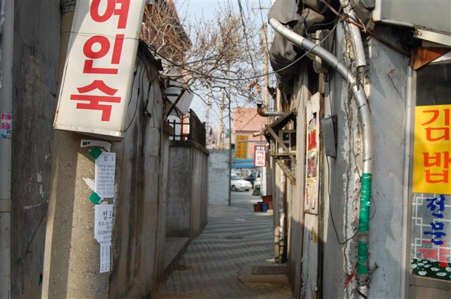 사진은 가난한 사람들의 마지막 쉼터인 쪽방들이 몰려 있는 대구 중구의 한 골목 모습. 최근 코로나19 감염 확산으로 일용직 일자리 등이 급감하면서 그렇지 않아도 어려운 취약계층의 삶이 위협받고 있다. 집희망 대구주거복지센터 제공