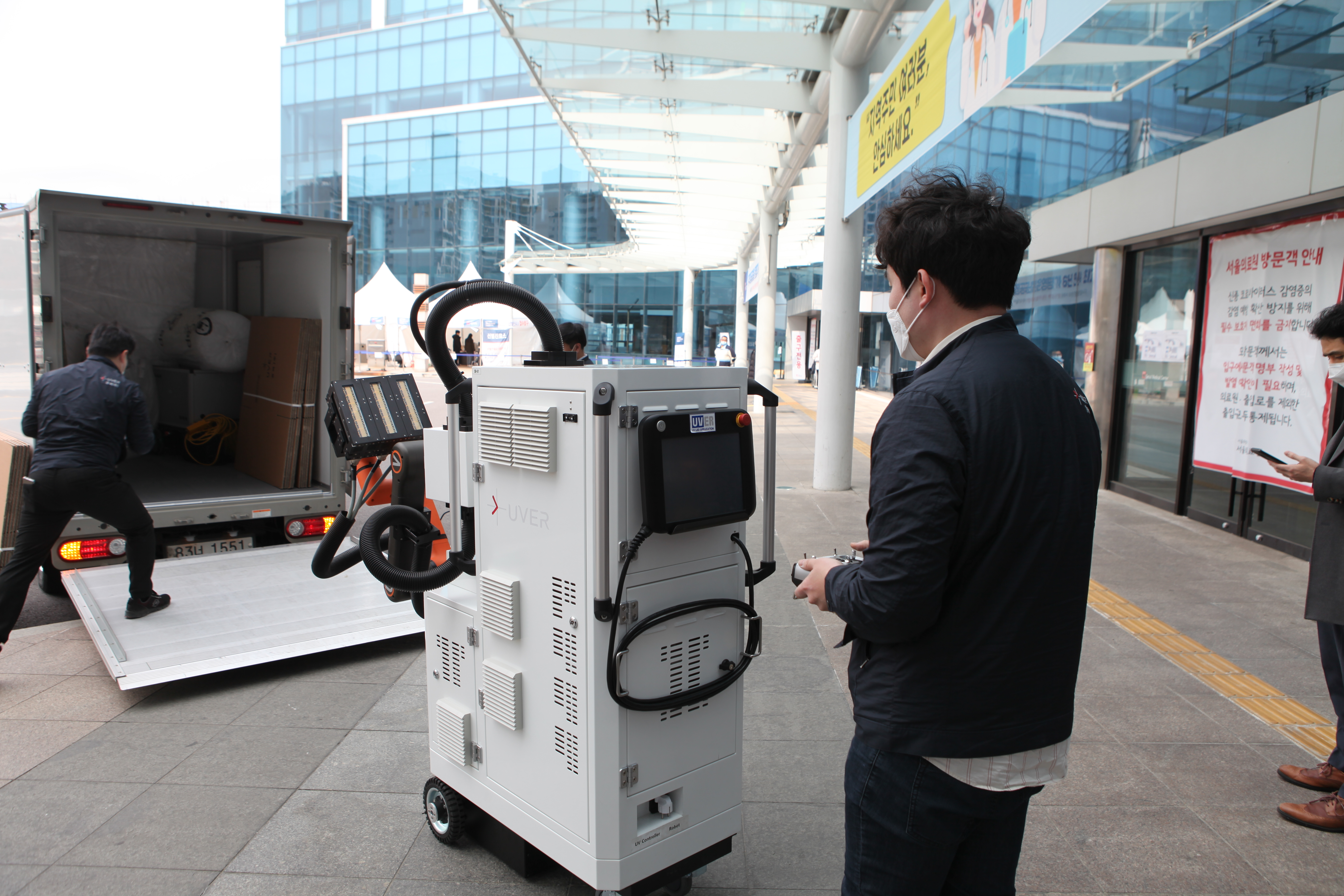  지난 12일부터 서울의료원에 도입된 살균로봇. 자외선 LED 분사·공기 흡입 방식으로 살균해 상시 이용이 가능하다.  서울디지털재단 제공 