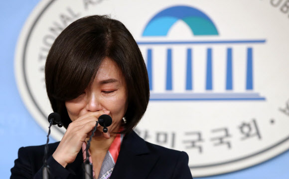 눈물 흘리며 기자회견하는 민현주