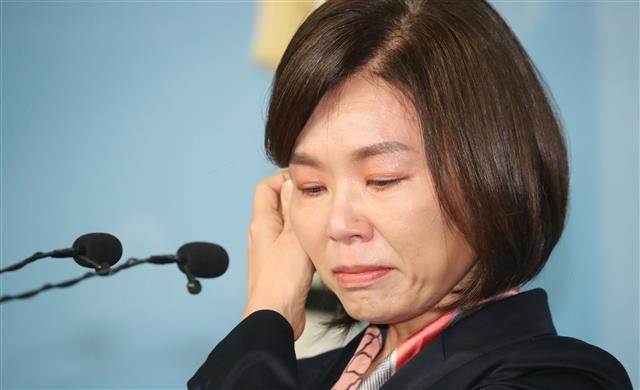 눈물 훔치며 기자회견하는 민현주