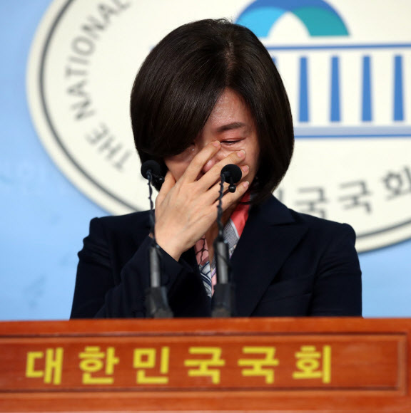 눈물 흘리며 기자회견하는 민현주